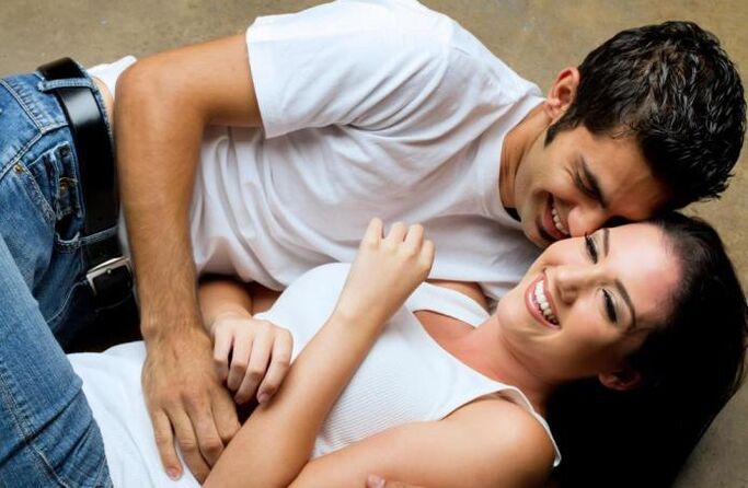 Muškarac se uzbuđuje dodirivanjem djevojke